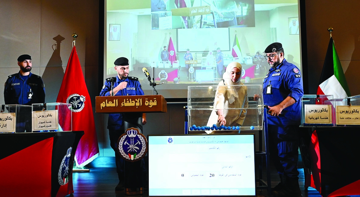 


جانب من إجراء القرعة	 (تصوير سعود سالم) 