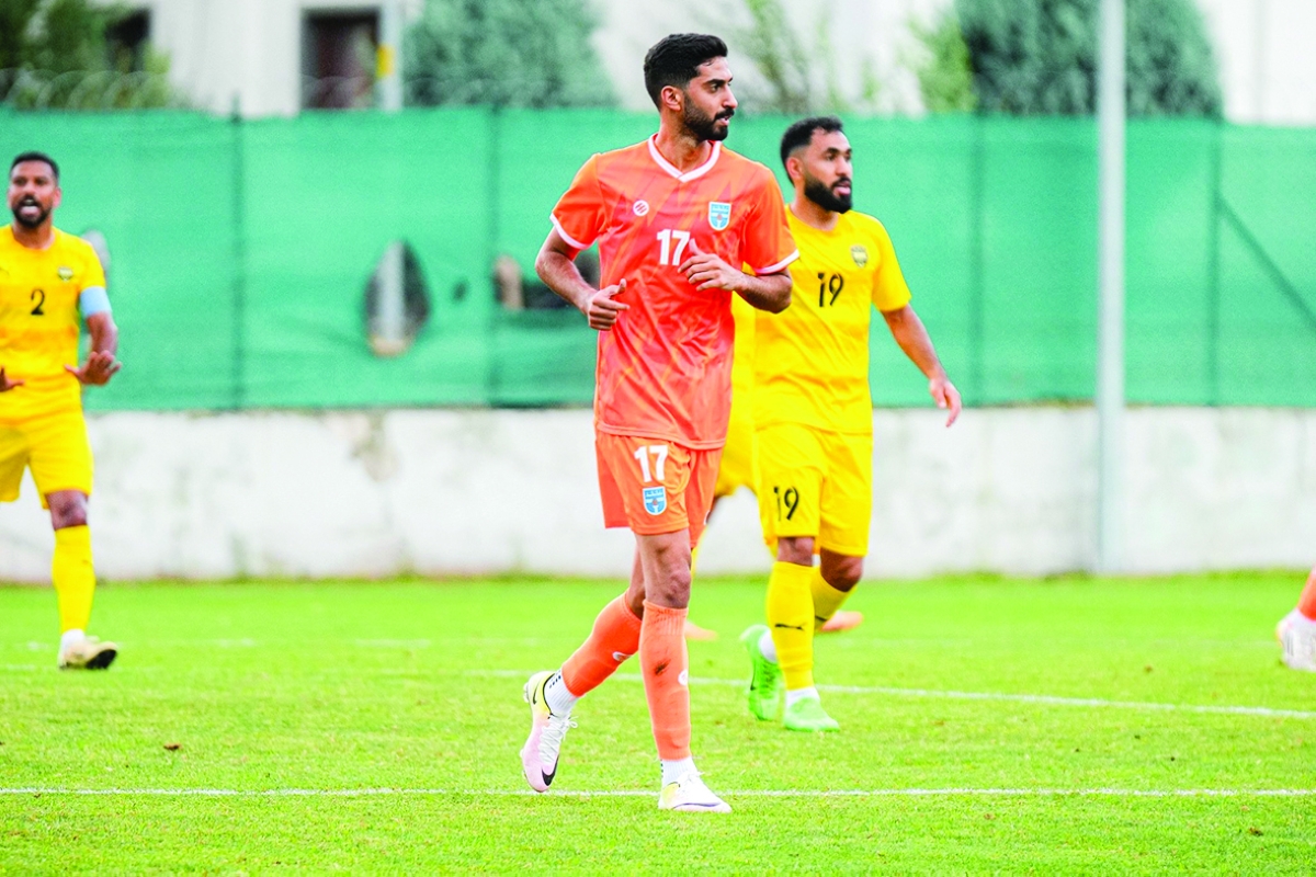 شبيب الخالدي وكُميل الاسود في لقطة من مباراة كاظمة والخالدية