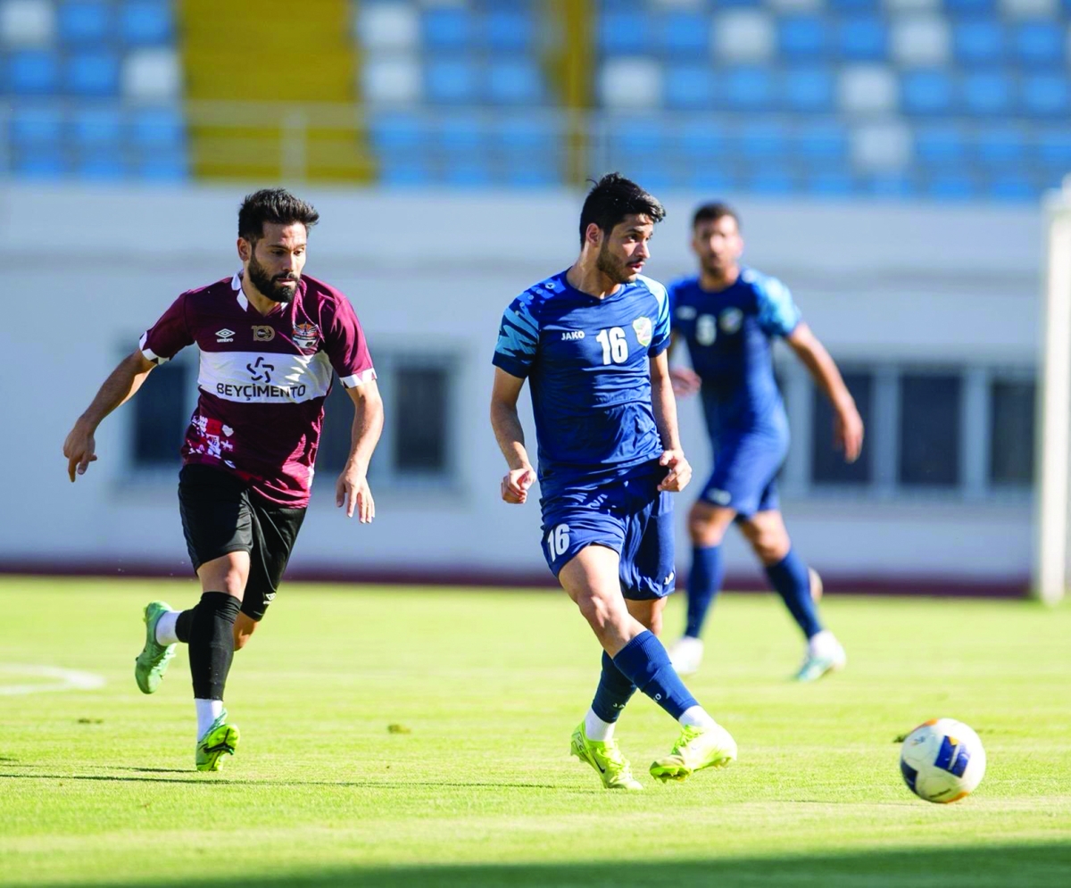 


لاعب «السماوي» مهدي دشتي يمرر الكرة تحت أنظار المنافس	(نادي السالمية) 