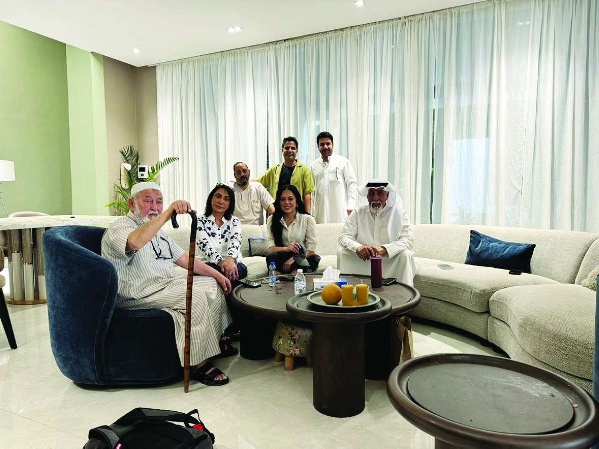 


الزميل حمود العنزي مع فريق العمل 