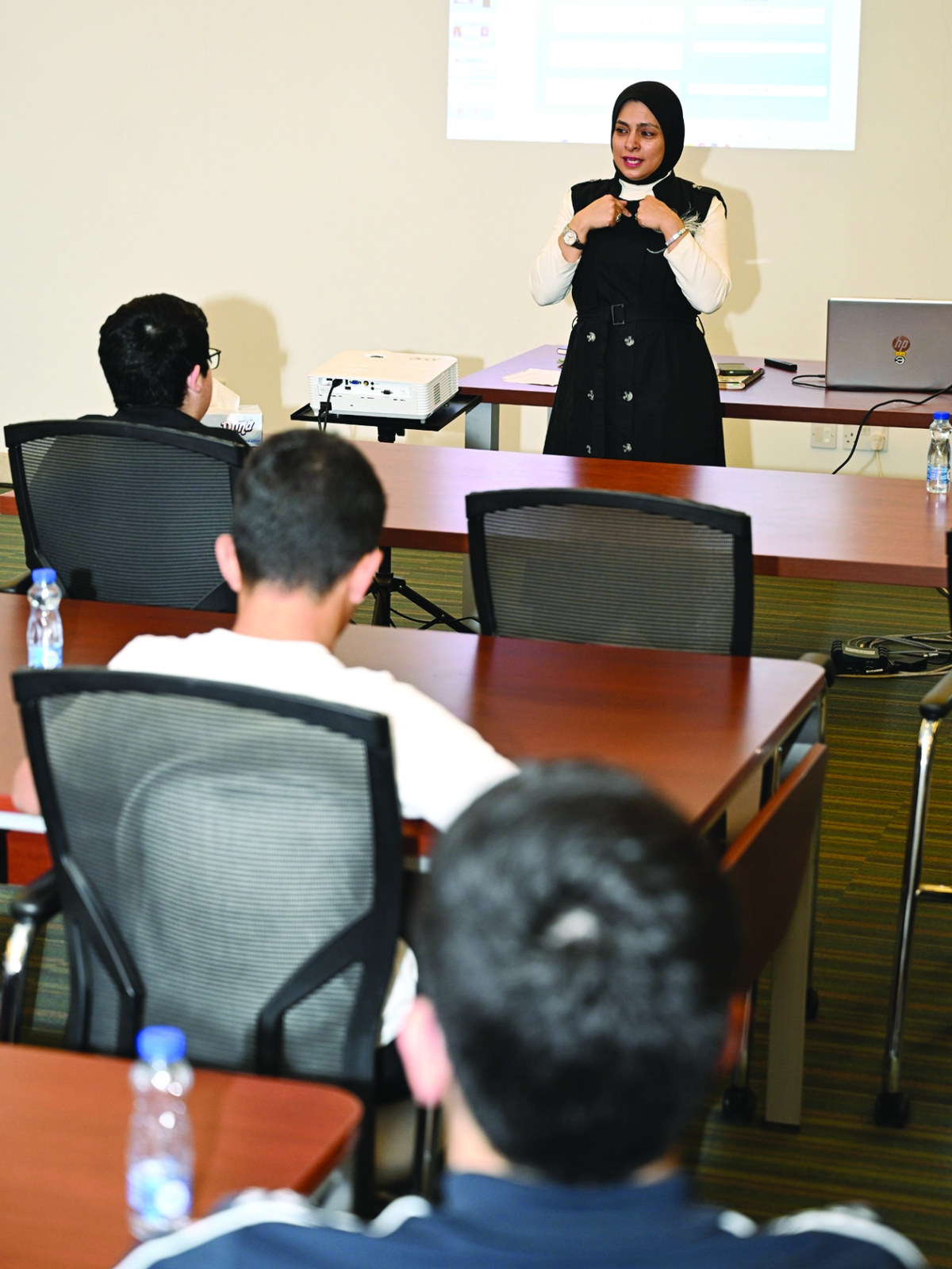 


شريفة الشطي خلال الورشة 