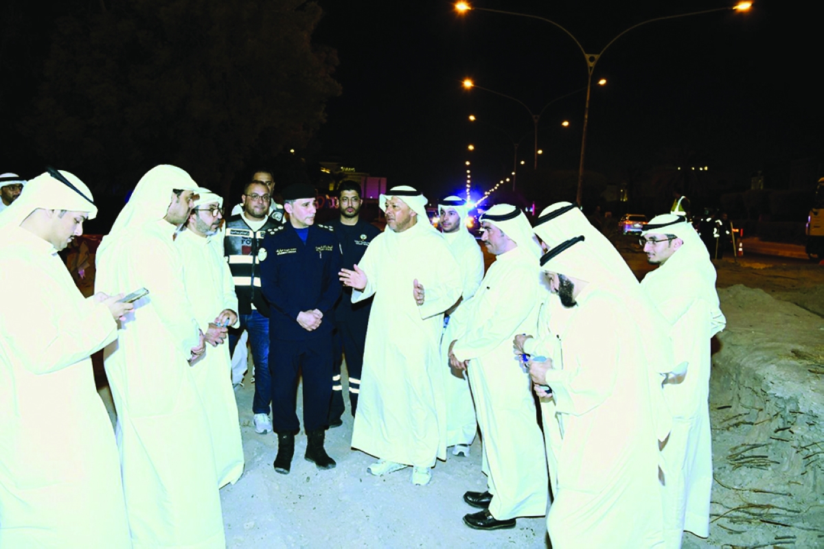 


محافظ الفروانية خلال الجولة الميدانية 