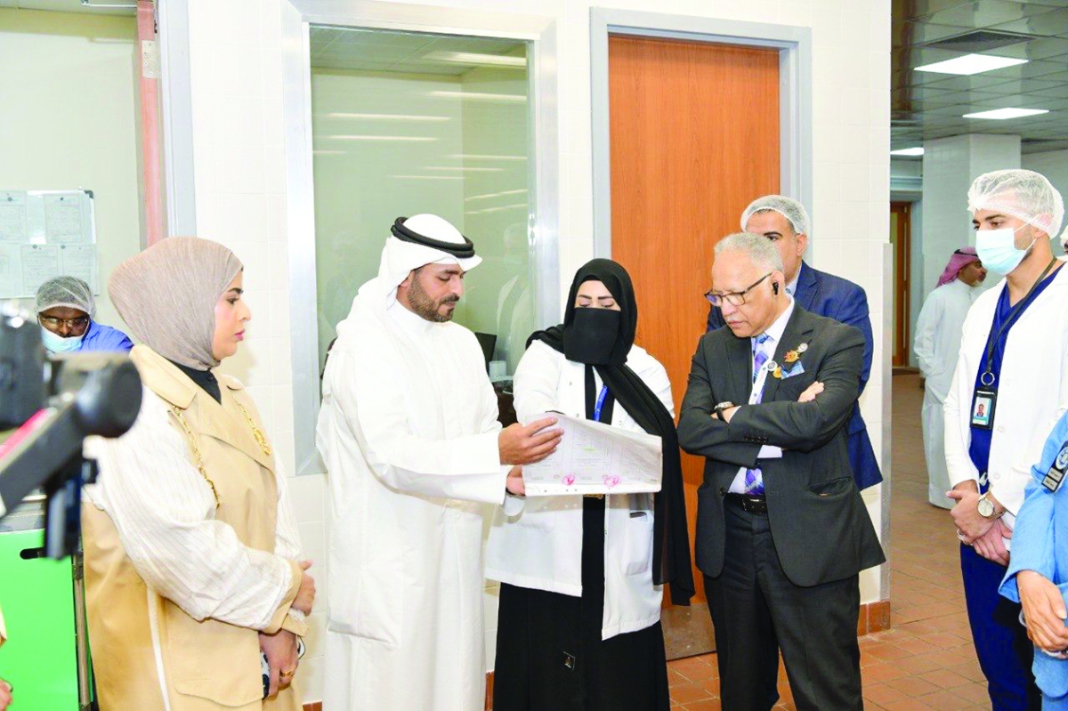 


البدر يطلع على إحدى خطط الخدمات والرعاية الطبية 