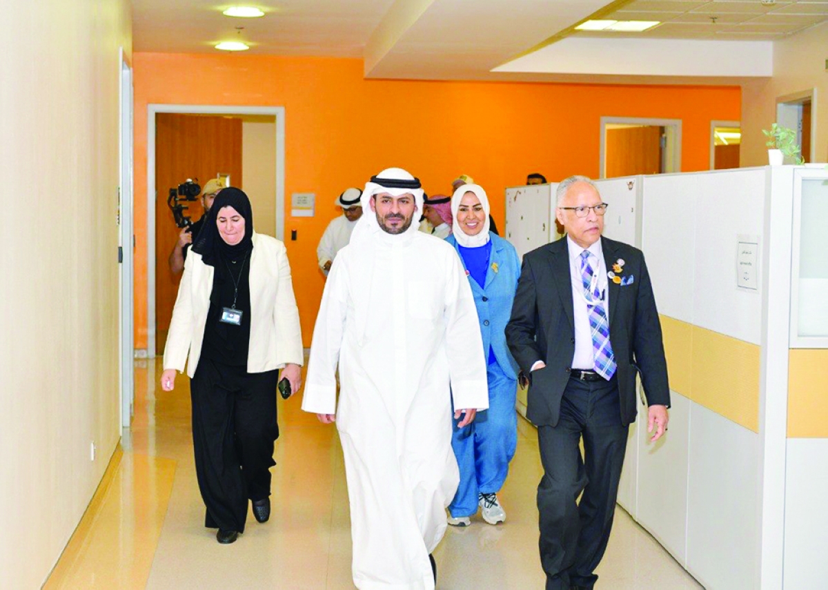 


المحافظ البدر خلال جولته بالمستشفى 