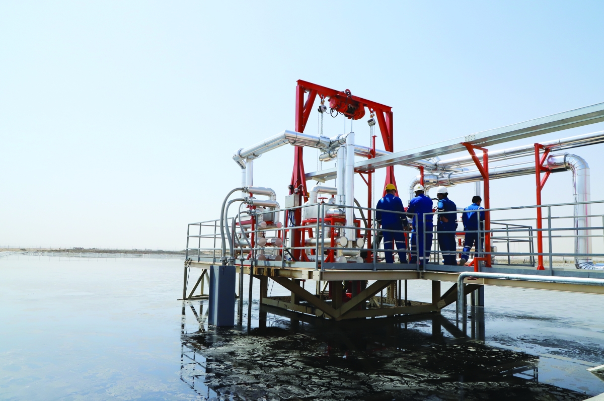 


عمال في موقع مشروع استعادة النفط الخام من بحيرات النفط 	(شينخوا) 