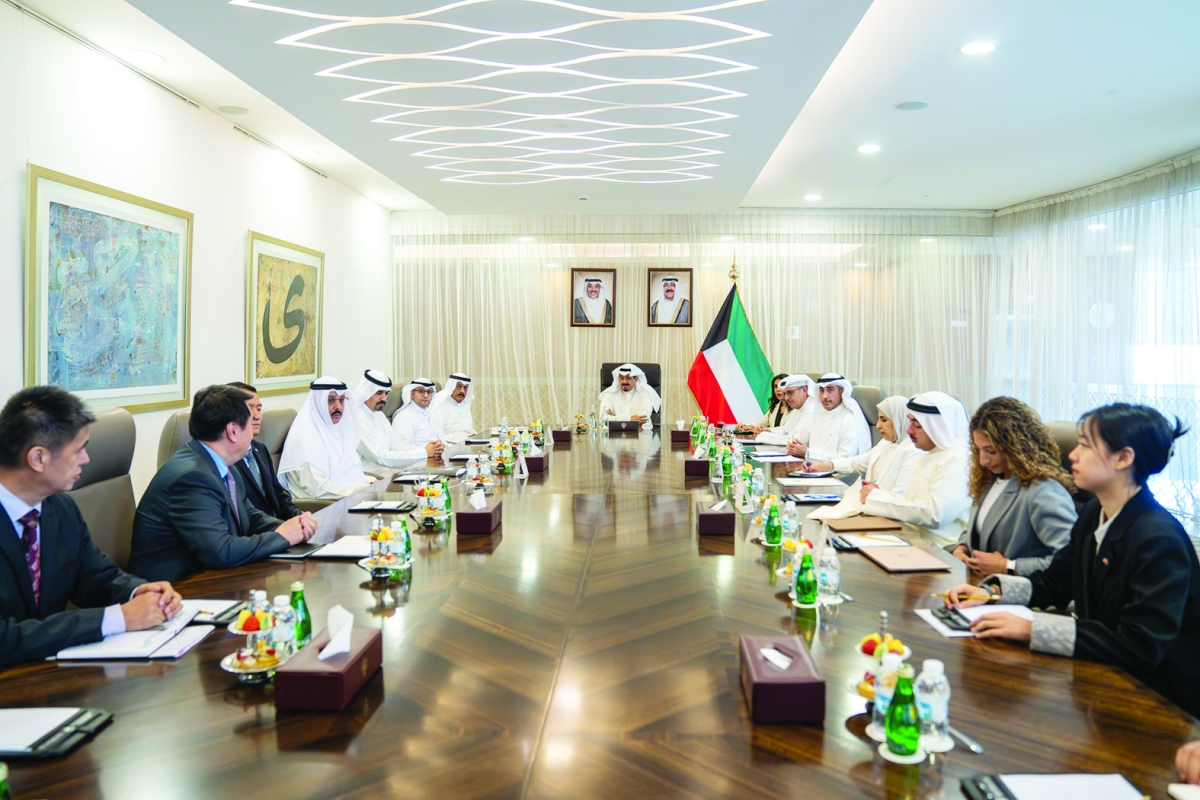 رئيس الوزراء خلال استقباله الوفد الصيني