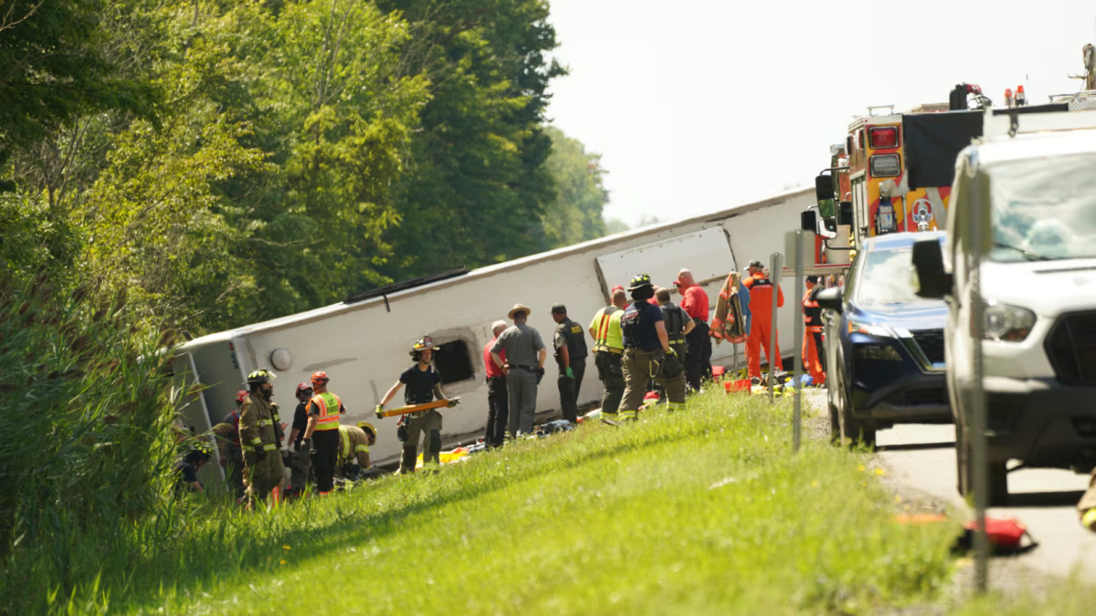 رجال الإنقاذ في موقع الحادث
