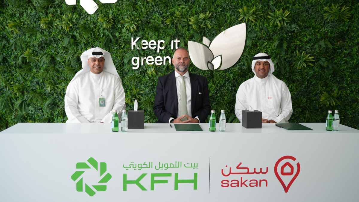 الصالح وليدل والمنيّخ أثناء حفل توقيع الاتفاقية