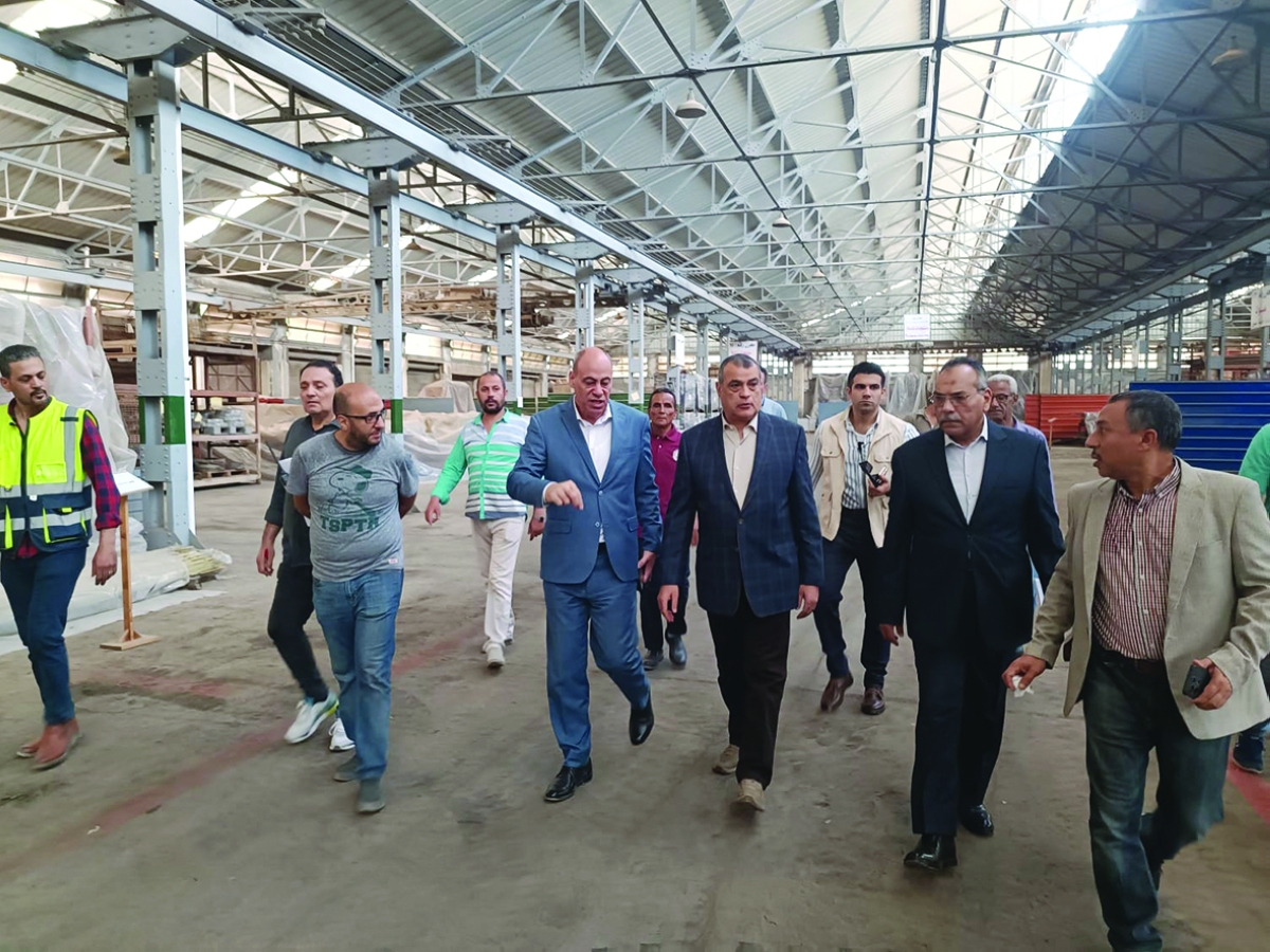 صلاح يجول في مصنع للإنتاج الحربي بالقاهرة