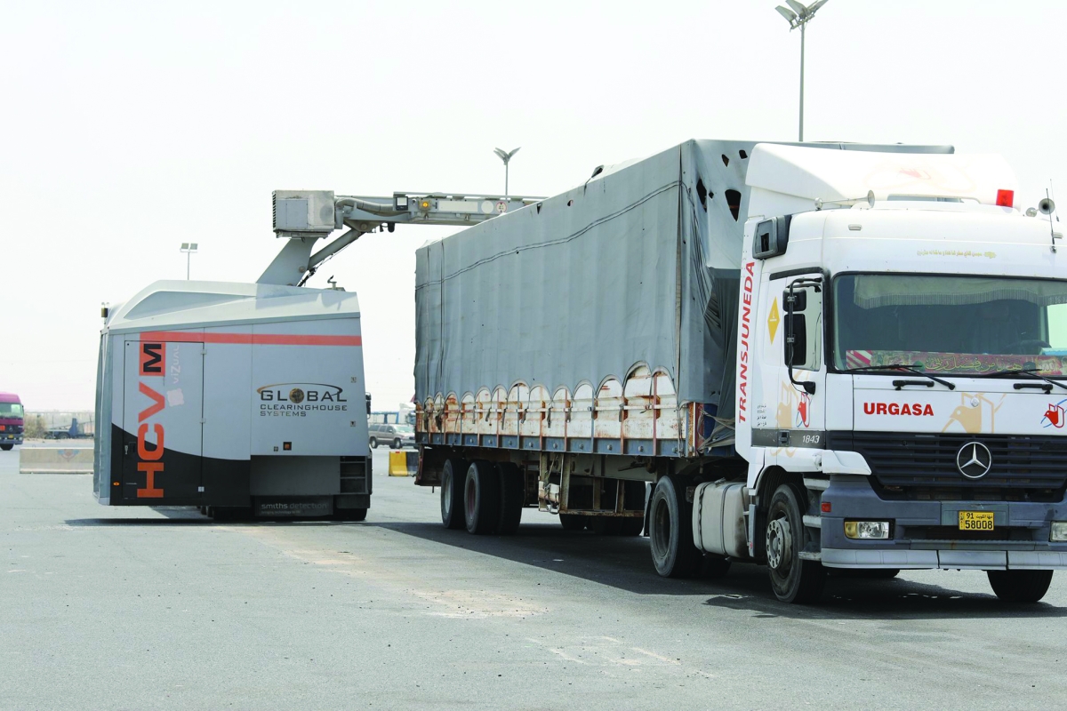 


تفتيش آلي لإحدى الشاحنات 