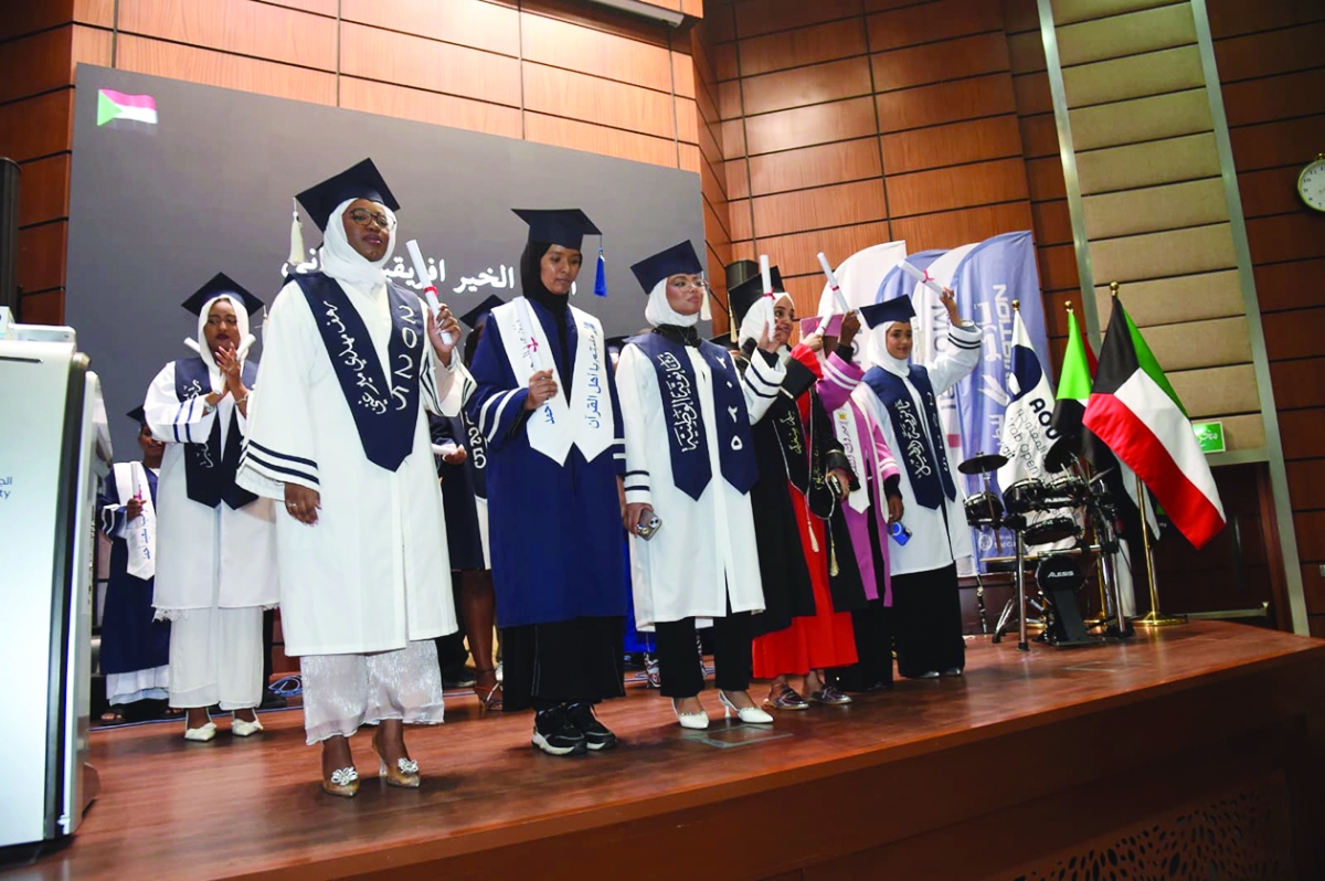 عدد من الطالبات الفائقات في لقطة جماعية