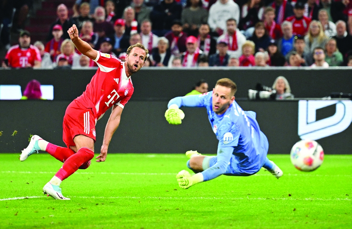 هاري كاين مسجلاً هدفه الثالث في مرمى لايبزيغ (رويترز)