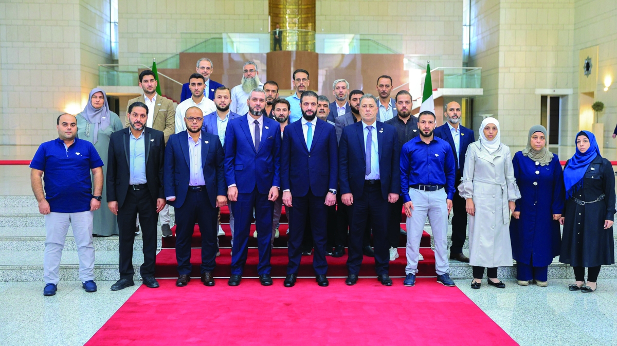 الشرع متوسطاً ناجين من مجزرة الكيماوي في ريف دمشق