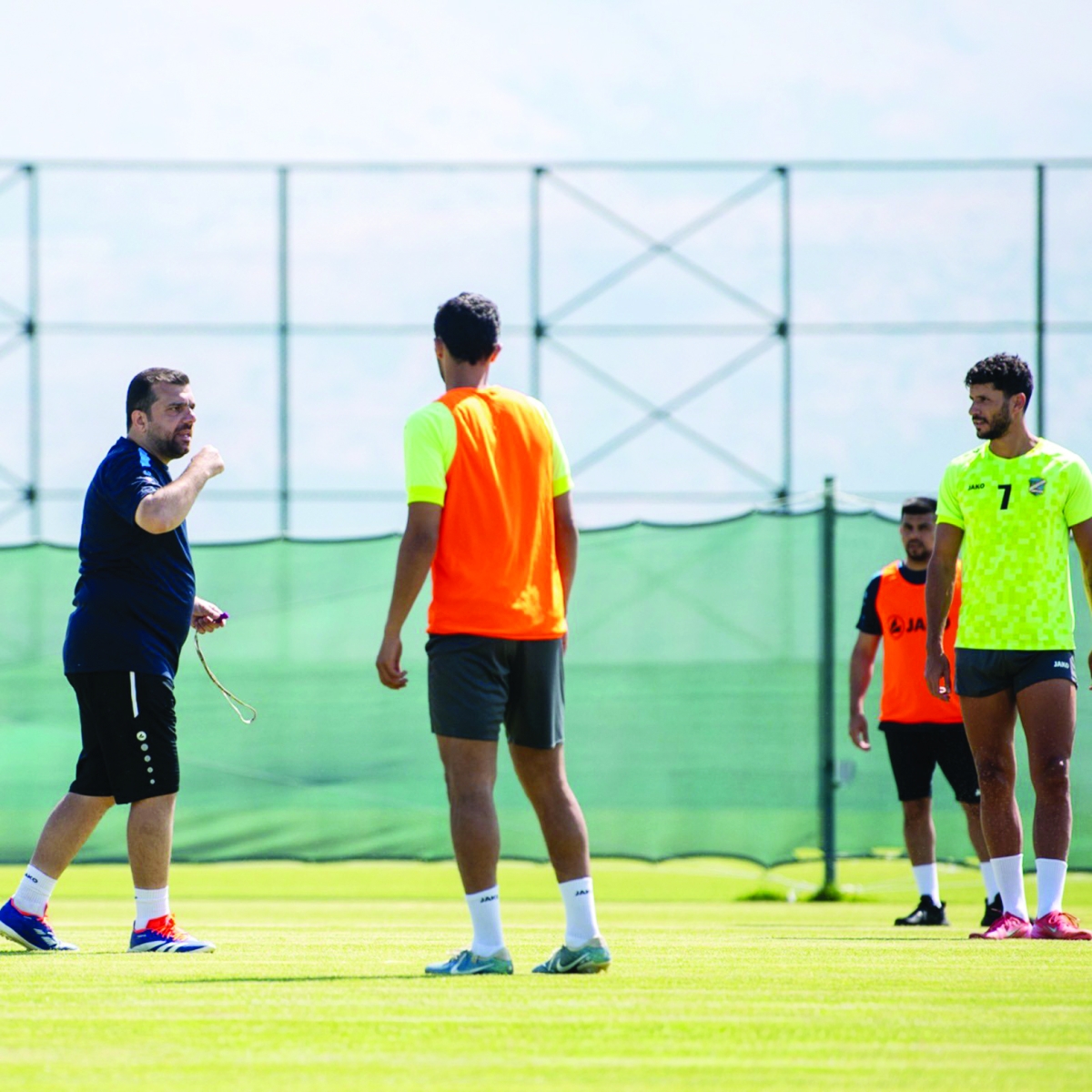 


ناصر الشطي يوجه لاعبي «السماوي»       	           (نادي السالمية) 