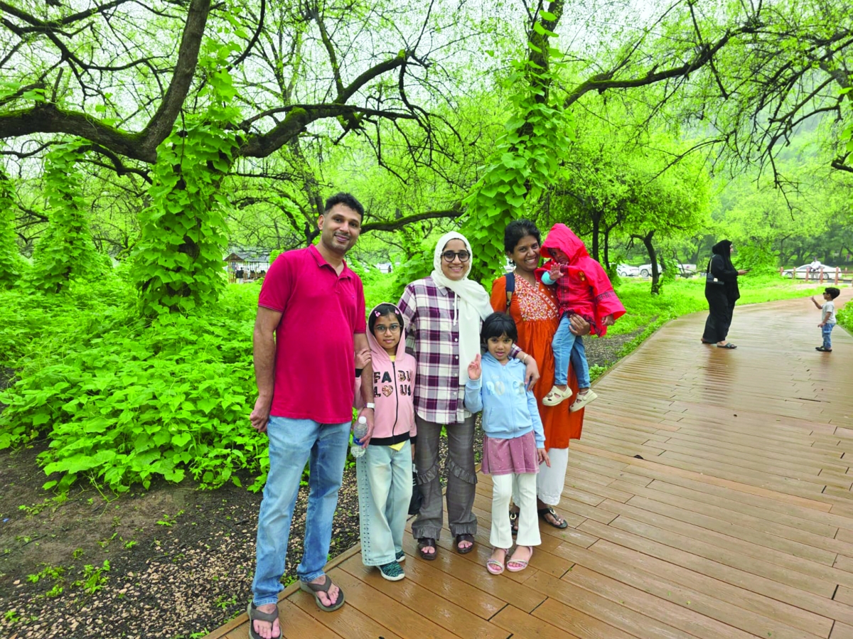 


الهندي محمد أرشد وعائلته 