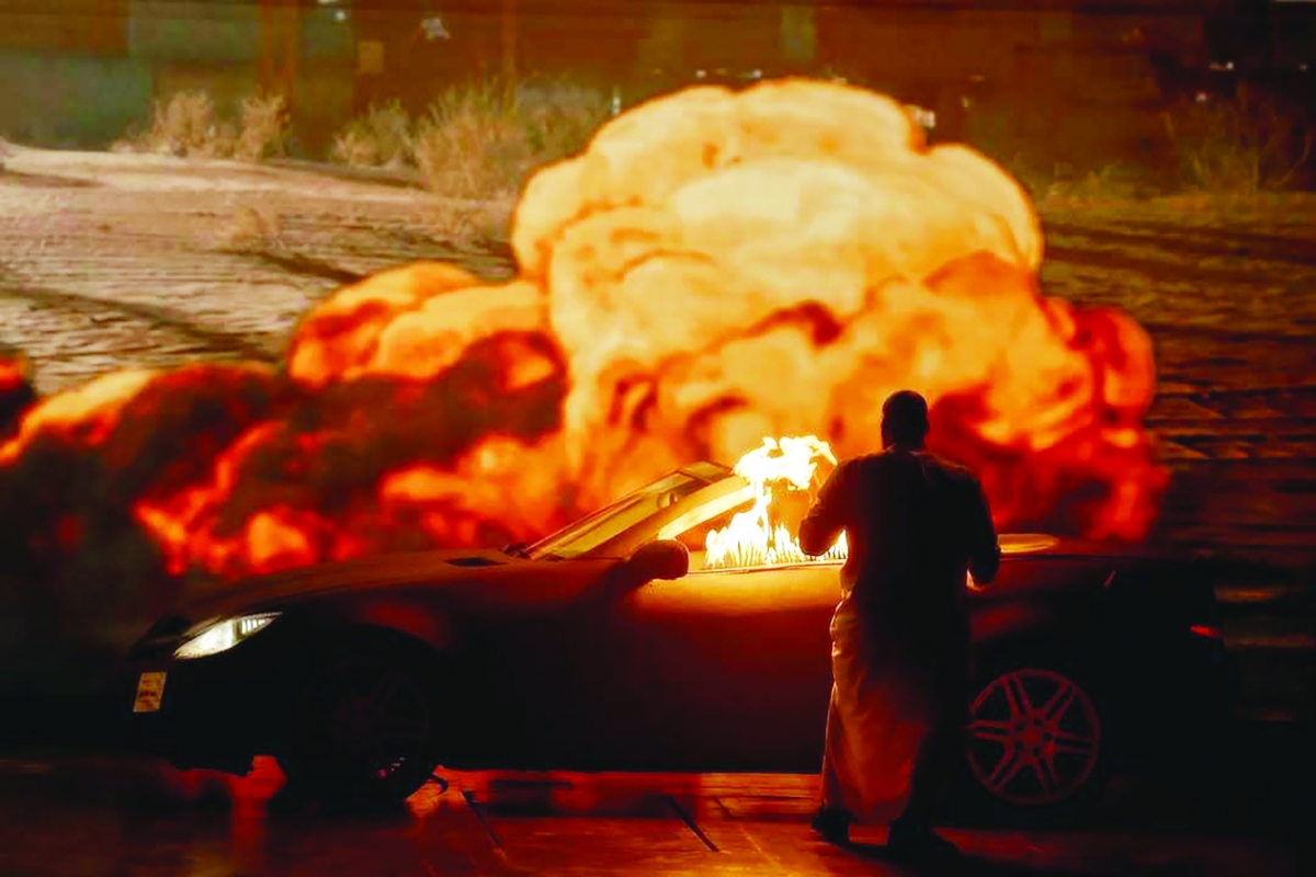 مشهد احتراق السيارة فوق خشبة المسرح