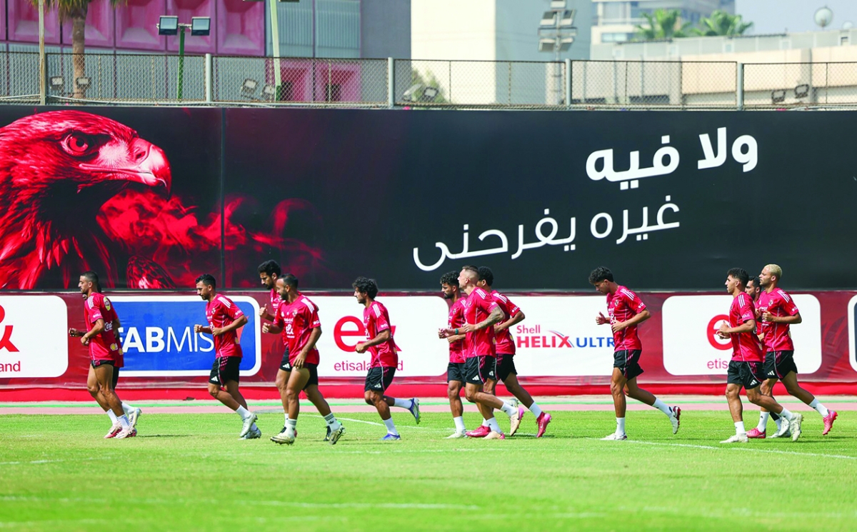 فريق النادي الأهلي خلال مرانه الأخير