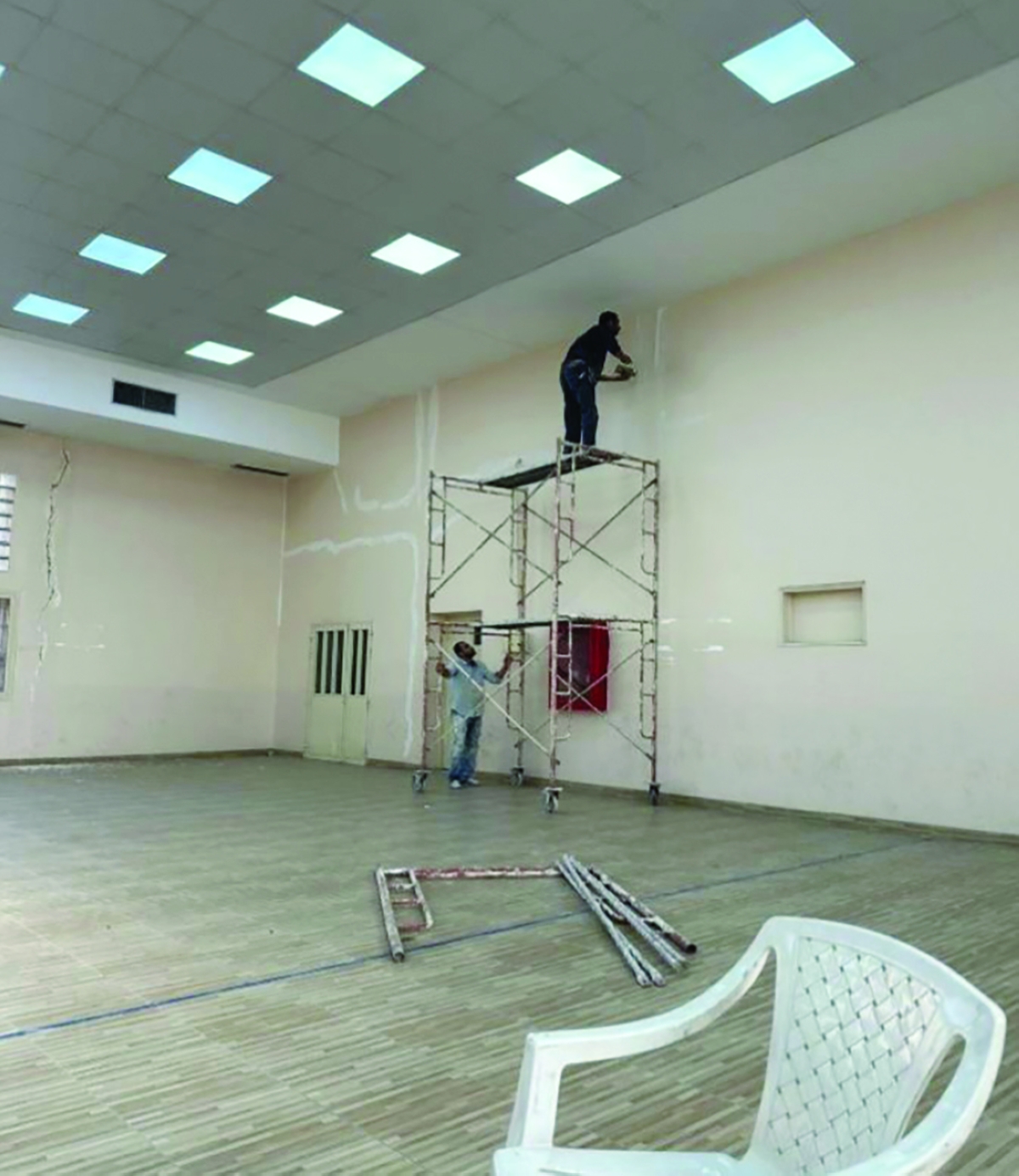 صبغ وترميم... في مسرح مدرسة