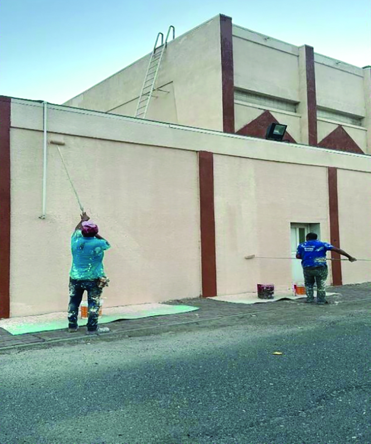 طلاء الأسوار الخارجية لإحدى المدارس