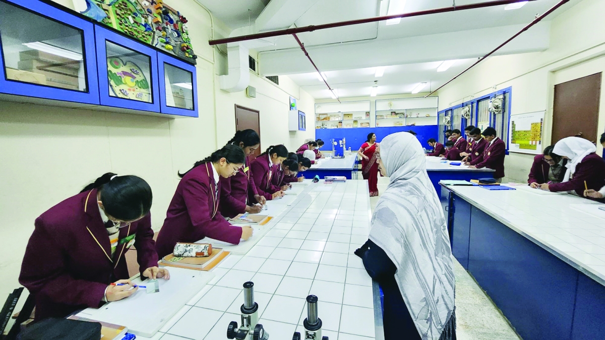 الدرس الأول لطالبات الثانوية... في المختبر 