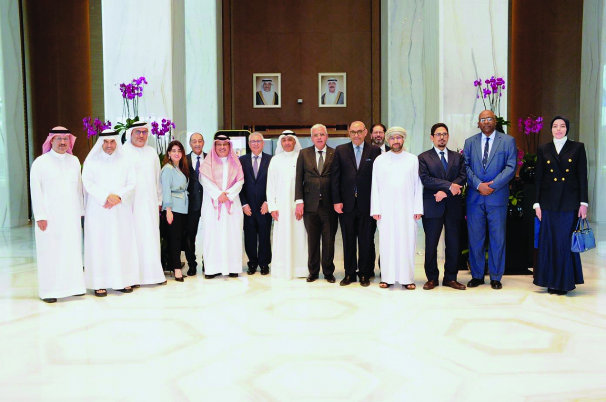 أعضاء السلك الدبلوماسي العربي مع المحتفى بهما على هامش الحفل