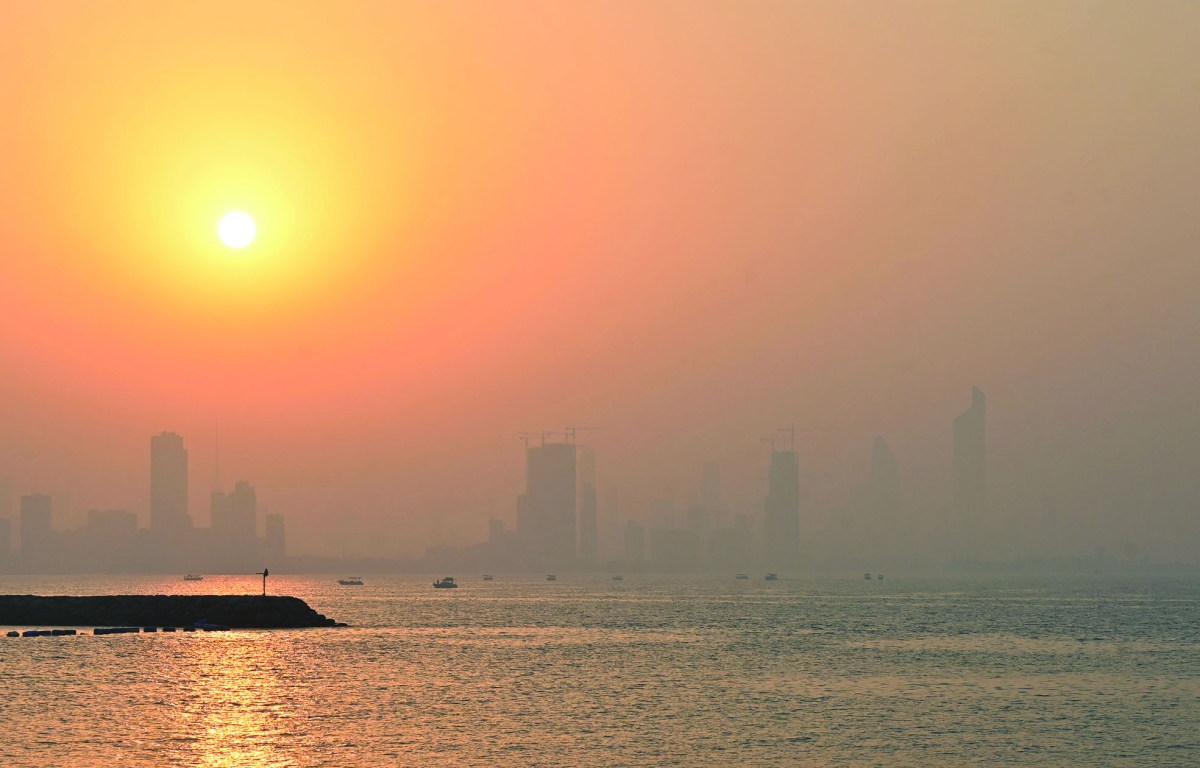 


الرطوبة ستؤدي إلى زيادة نسبة تبخير الماء على سطح البحر 