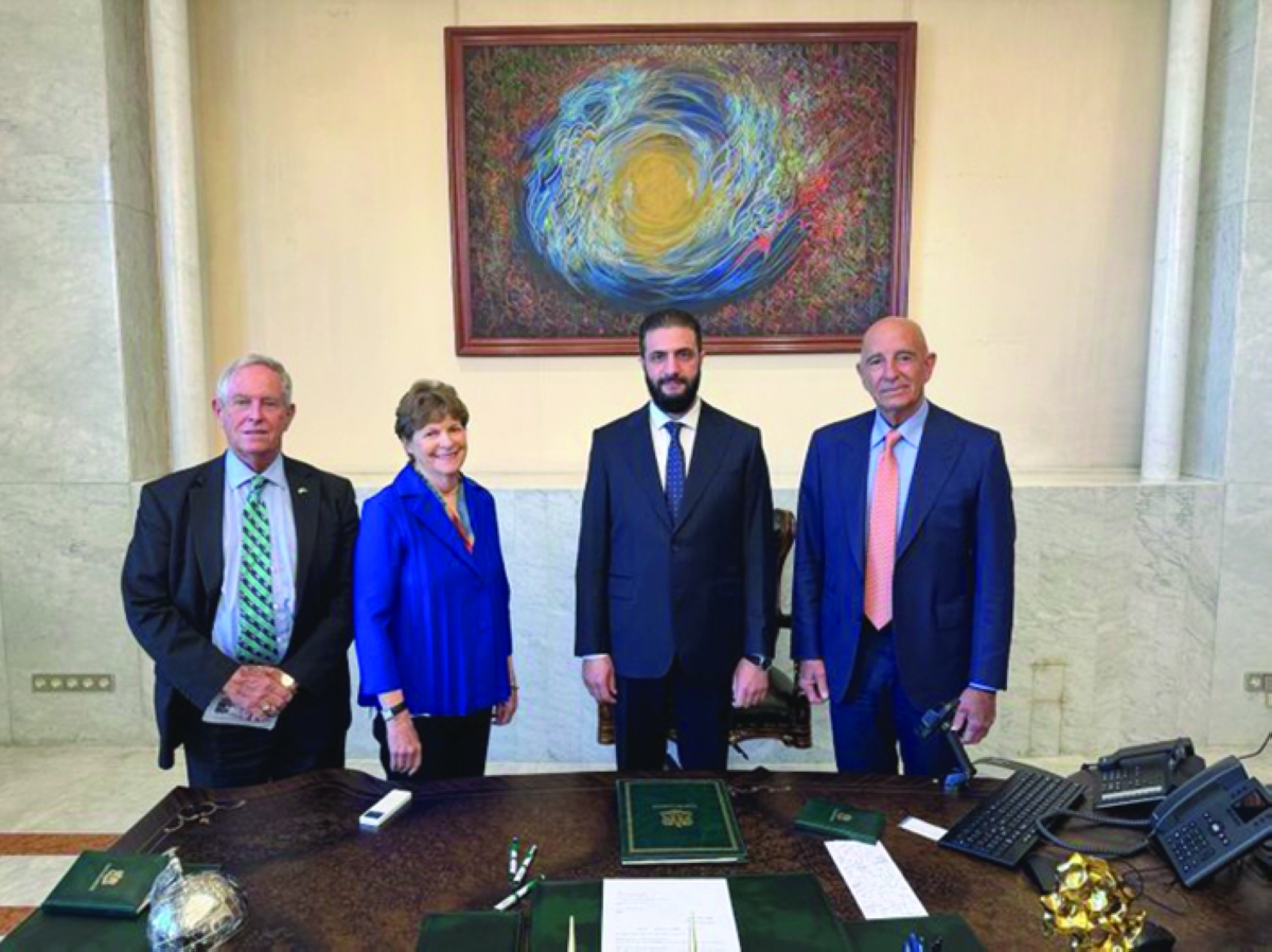 الشرع مستقبلاً الوفد الأميركي في دمشق