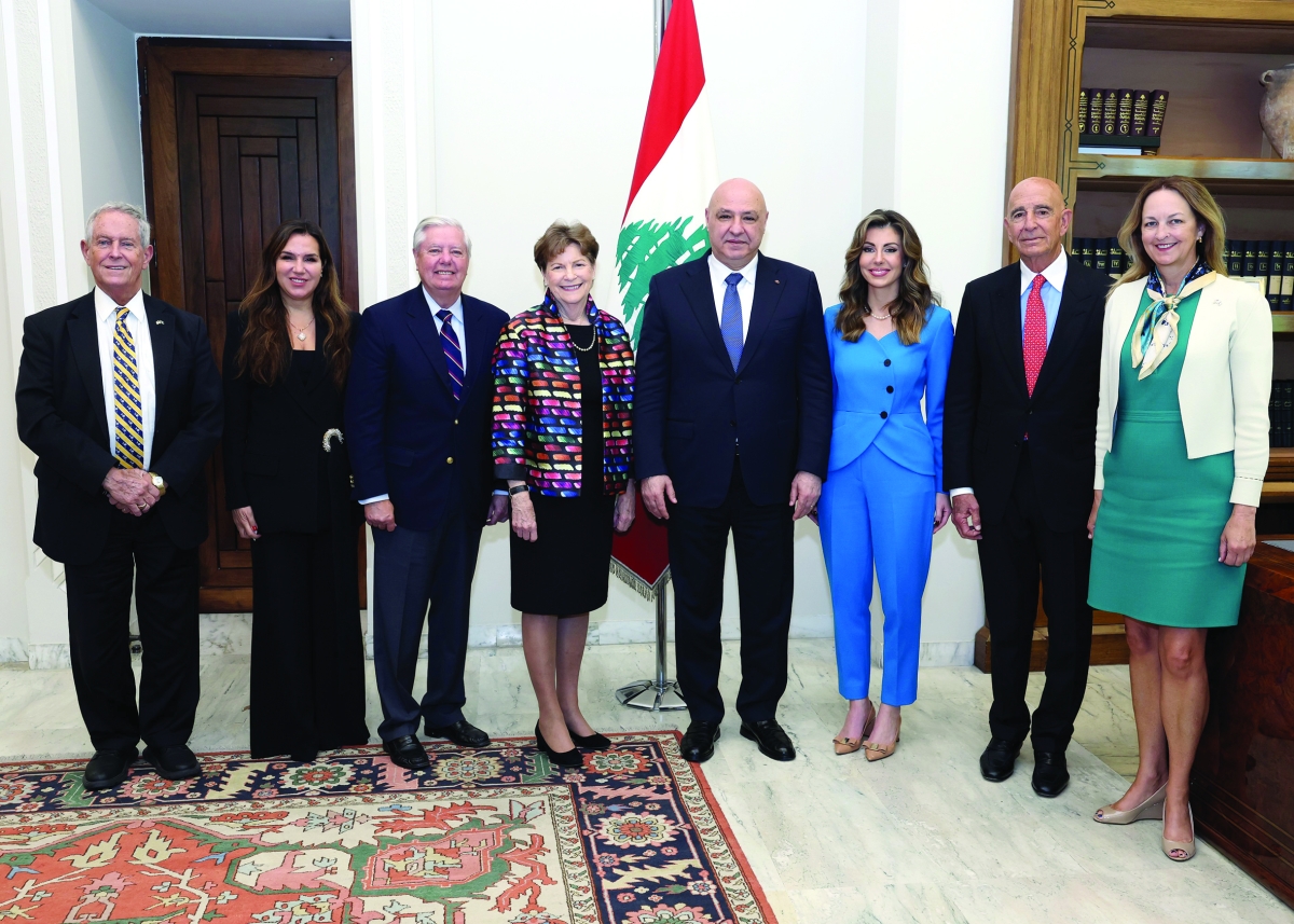 عون متوسطاً الوفد الأميركي