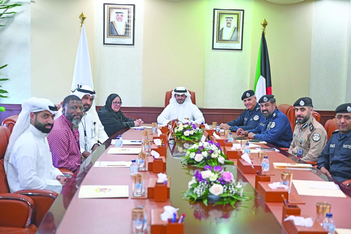 محافظ مبارك الكبير خلال الاجتماع مع مديري المدارس الأجنبية 