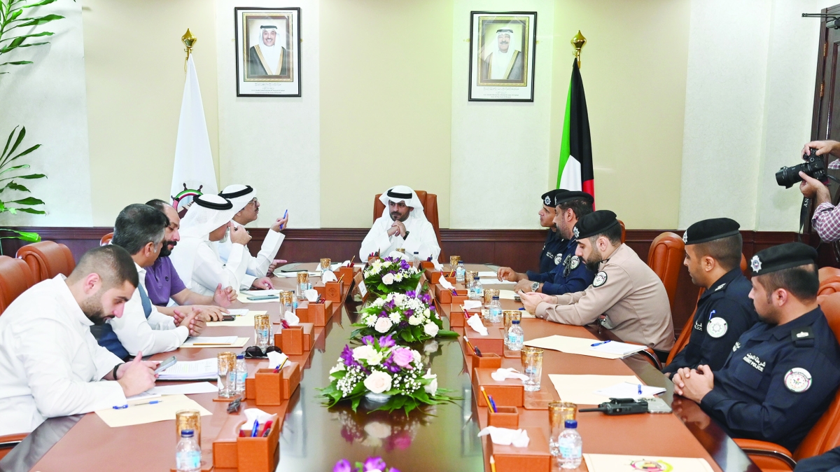 محافظ مبارك الكبير مترئسا الاجتماع بحضور ممثلي الداخلية والأشغال والتربية وعدد من الجهات (تصوير أسعد عبدالله)