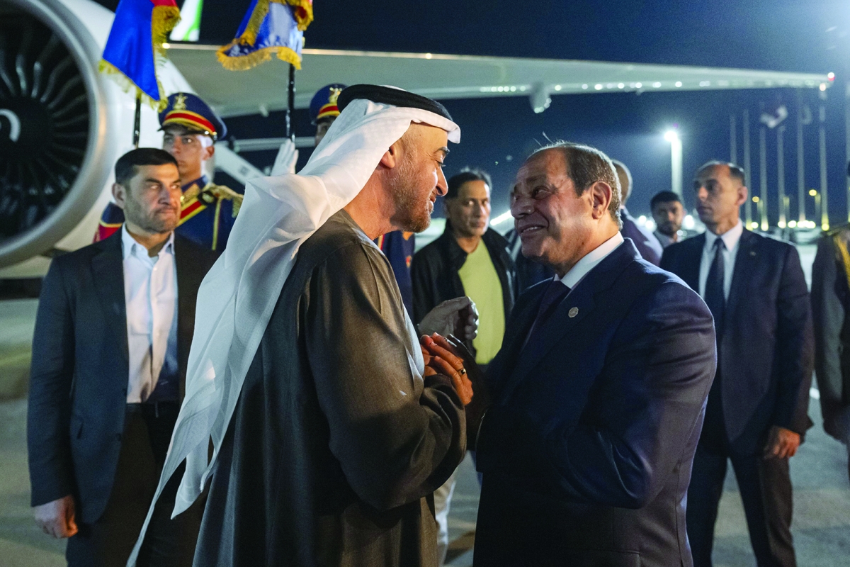 


السيسي مستقبلاً محمد بن زايد في مطار العلمين 