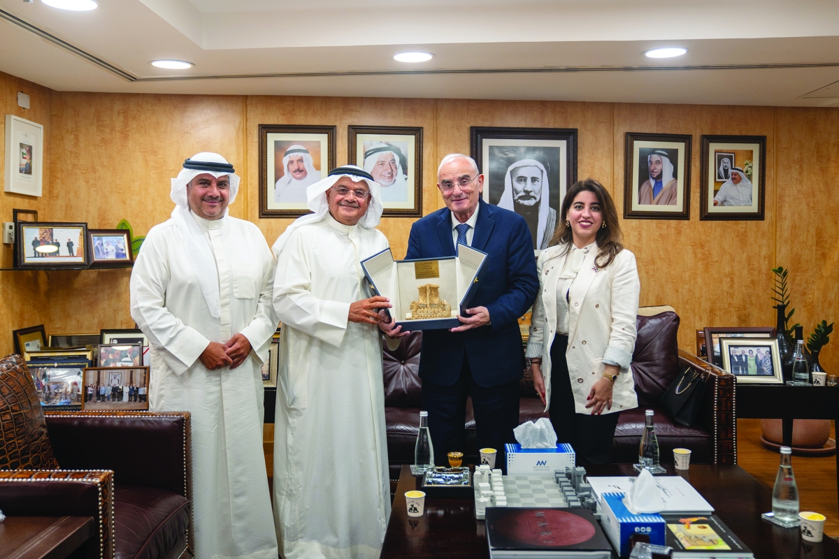 المطوع يقدم هدية تذكارية إلى الوزير منسى