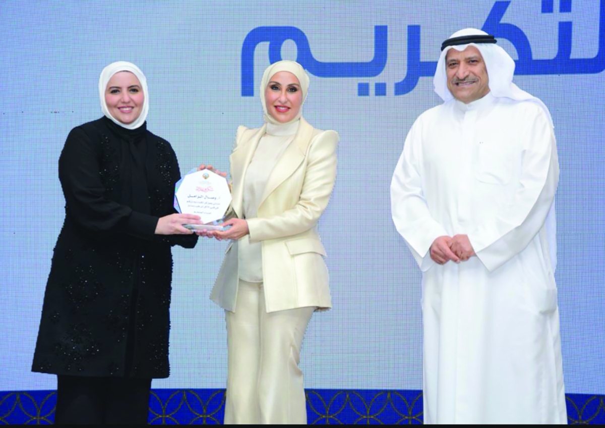 


الملحم تكرم رئيسة الحملة المستشارة وصال الزامل 