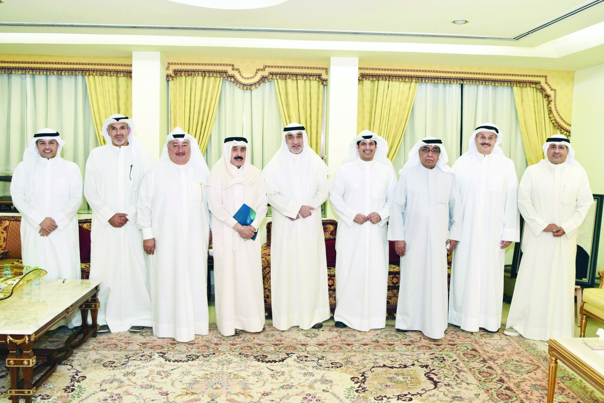 النائب الأول والمطيري يتوسطان رؤساء التحرير