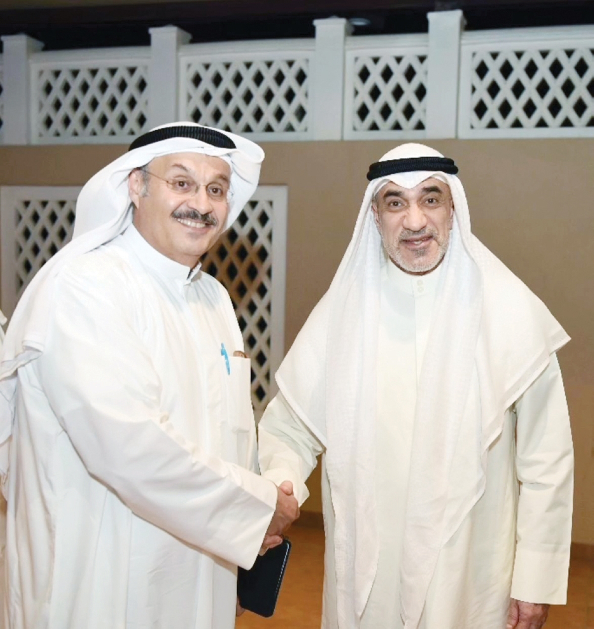 النائب الأول الشيخ فهد اليوسف ورئيس التحرير الزميل وليد الجاسم 