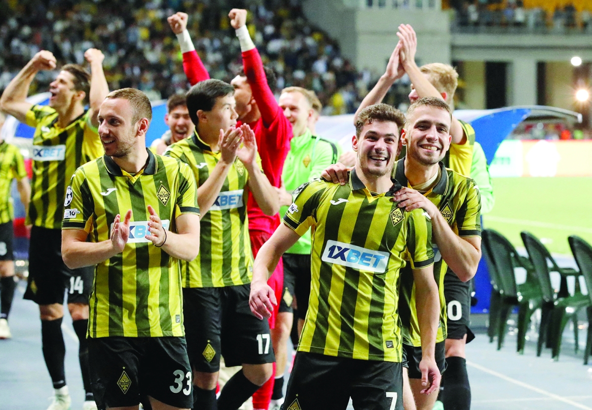 


لاعبو كايرات ألماتي يحتفلون بالتأهل التاريخي	 (رويترز) 