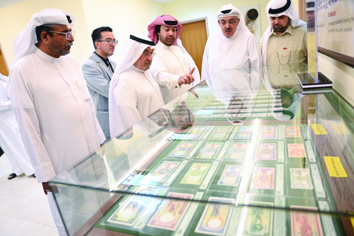 العبدالرزاق ودشتي خلال الجولة في المعرض