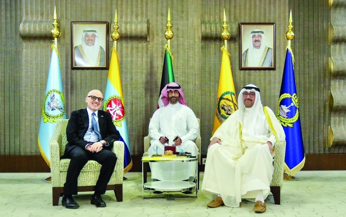 


وزير الدفاع مستقبلاً سفير إيطاليا 