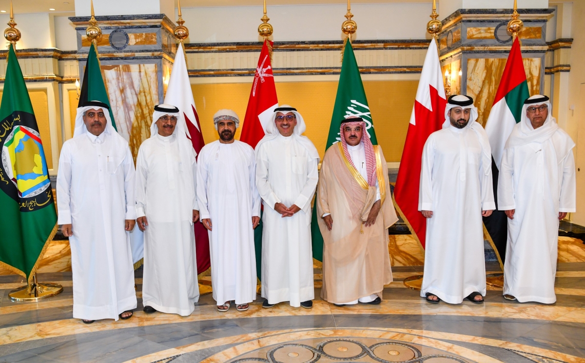 صورة جماعية لممثلي دول مجلس التعاون الخليجي في الاجتماع 