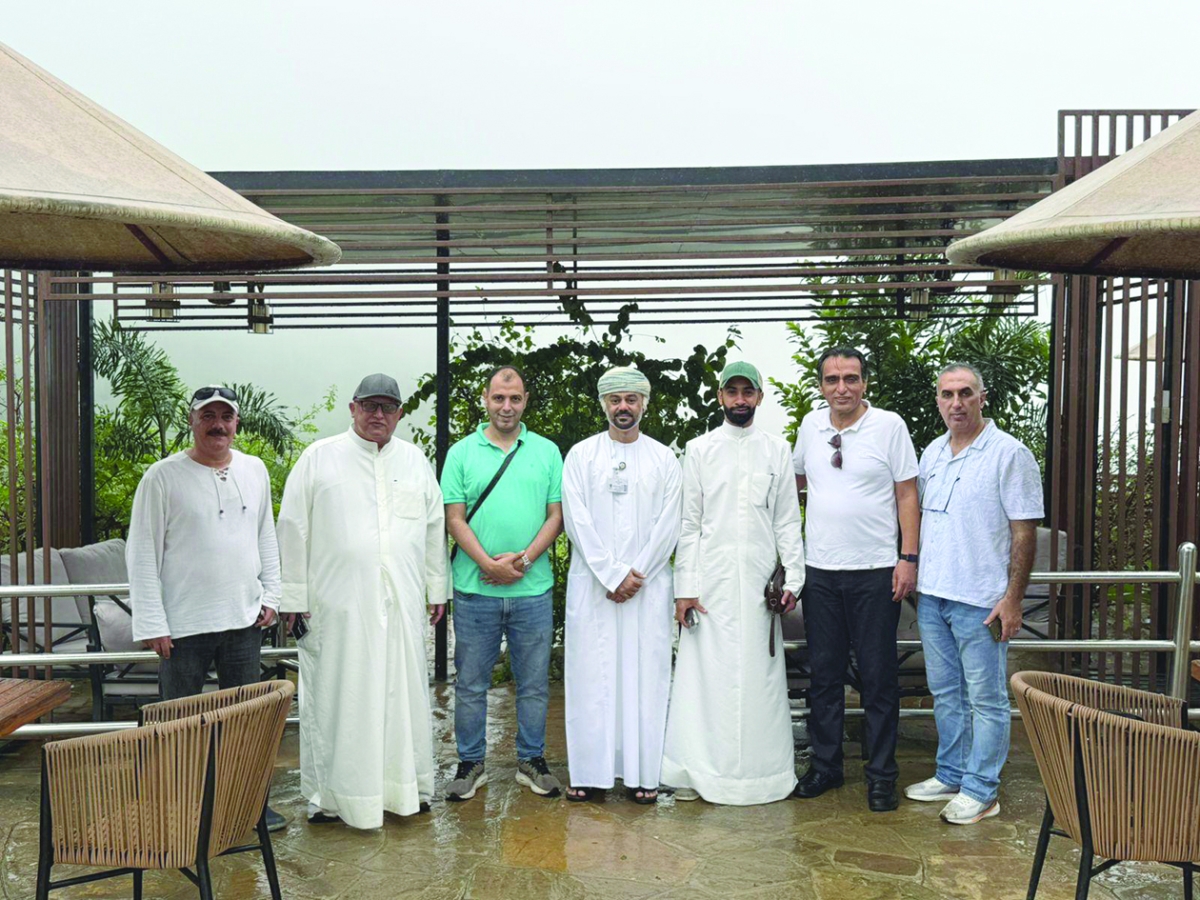 


مدير دائرة الترويج بمحافظة ظفار مروان الغساني مع الوفد الإعلامي 