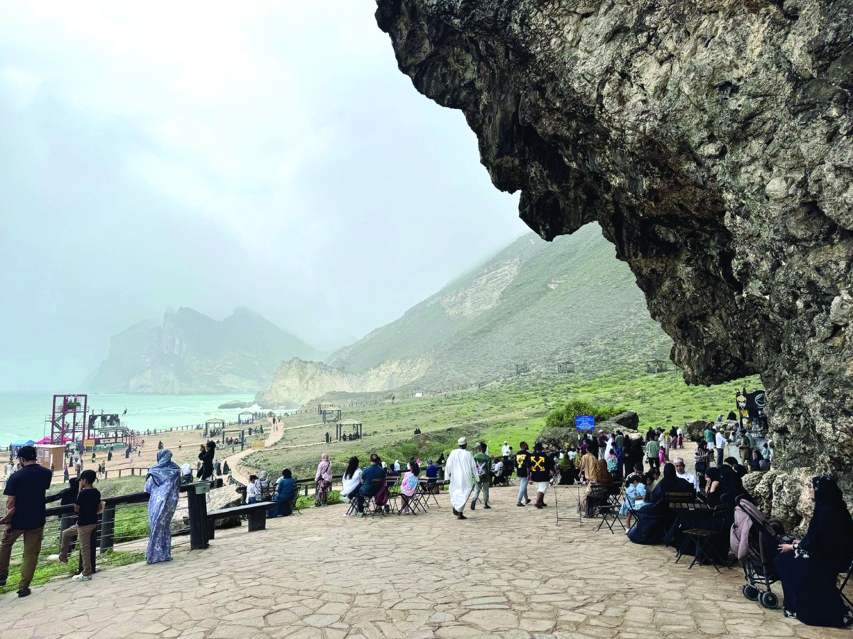 


كهف المرنيف يظلّل زواره 