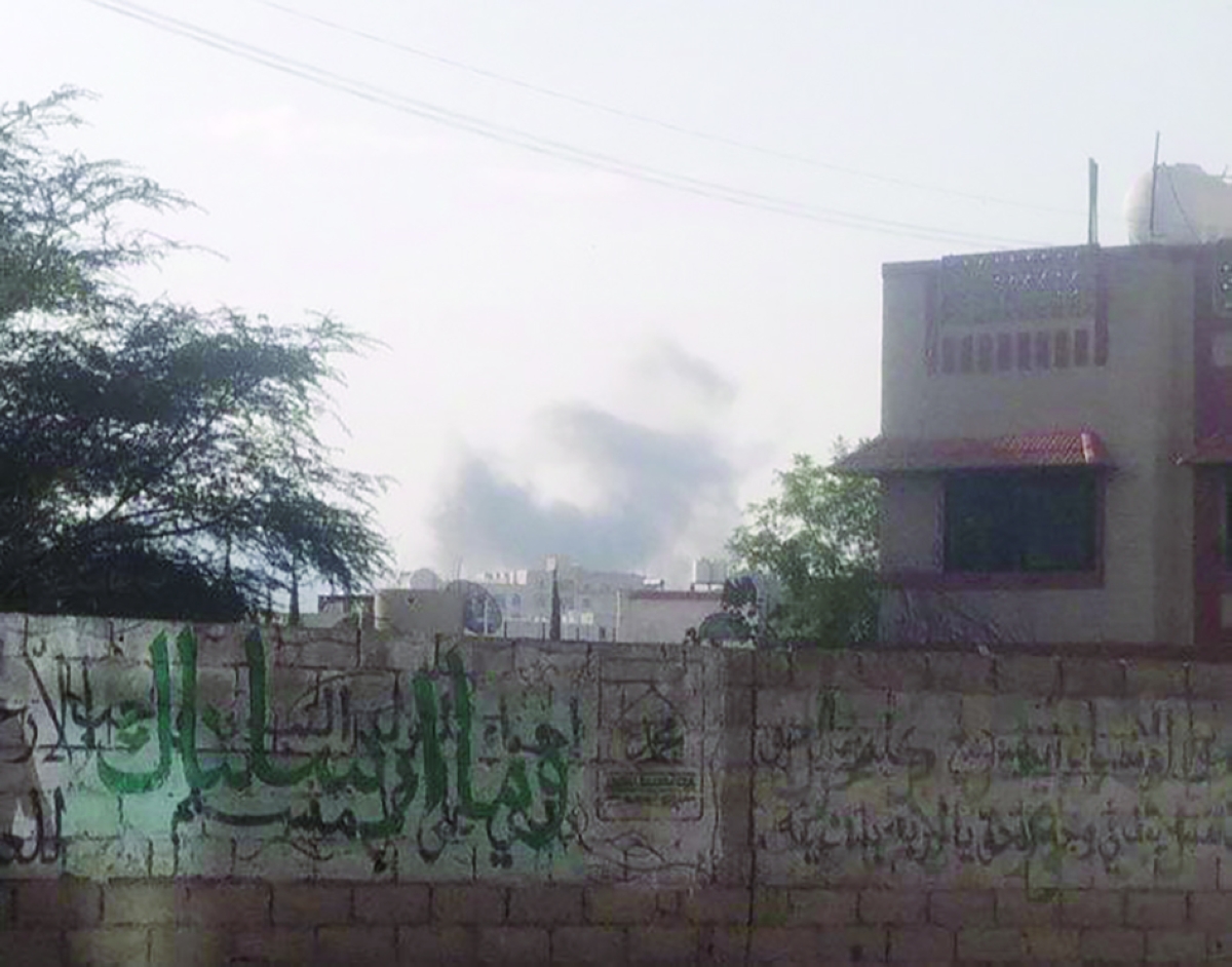 دخان الضربة إلإسرائيلية على مواقع حوثية في صنعاء