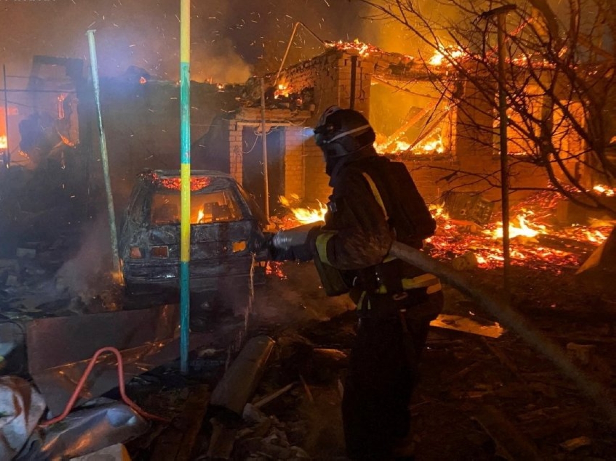إطفائي يعمل في موقع مبنى سكني تعرض لقصف روسي بطائرة مسيرة وصاروخ
