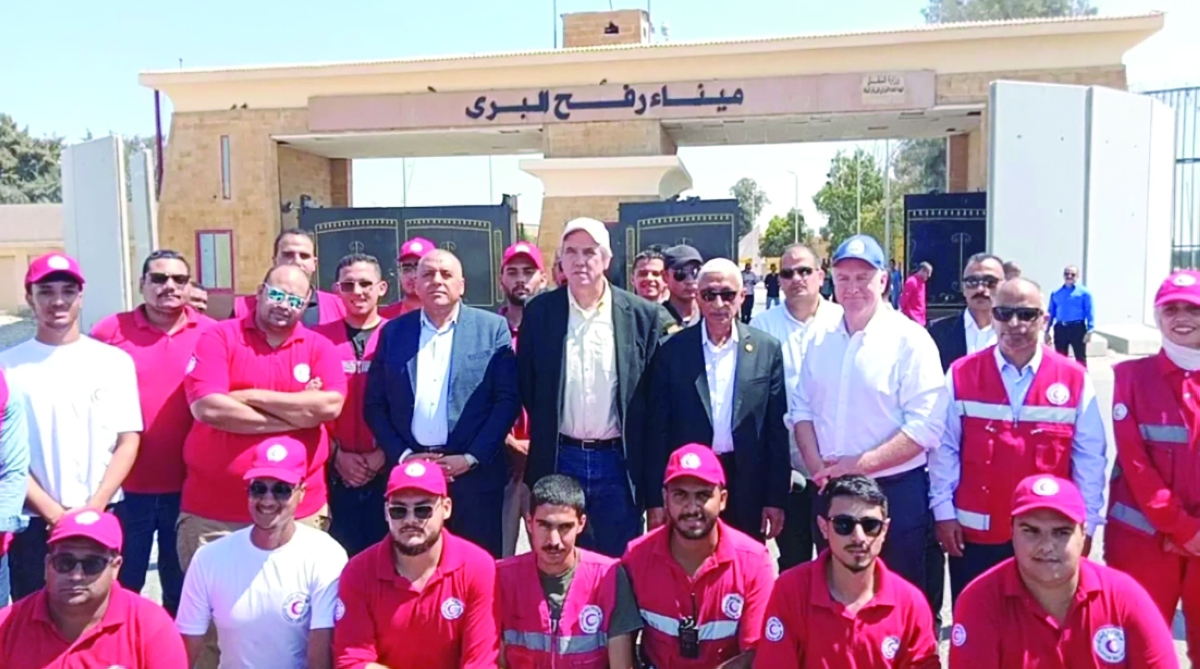 وفد الكونغرس أمام بوابة معبر رفح