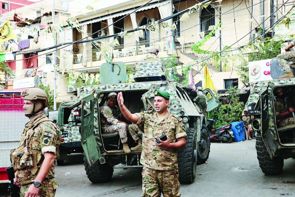 جمع السلاح في مخيم برج البراجنة للاجئين الفلسطينيين (أ ف ب)
