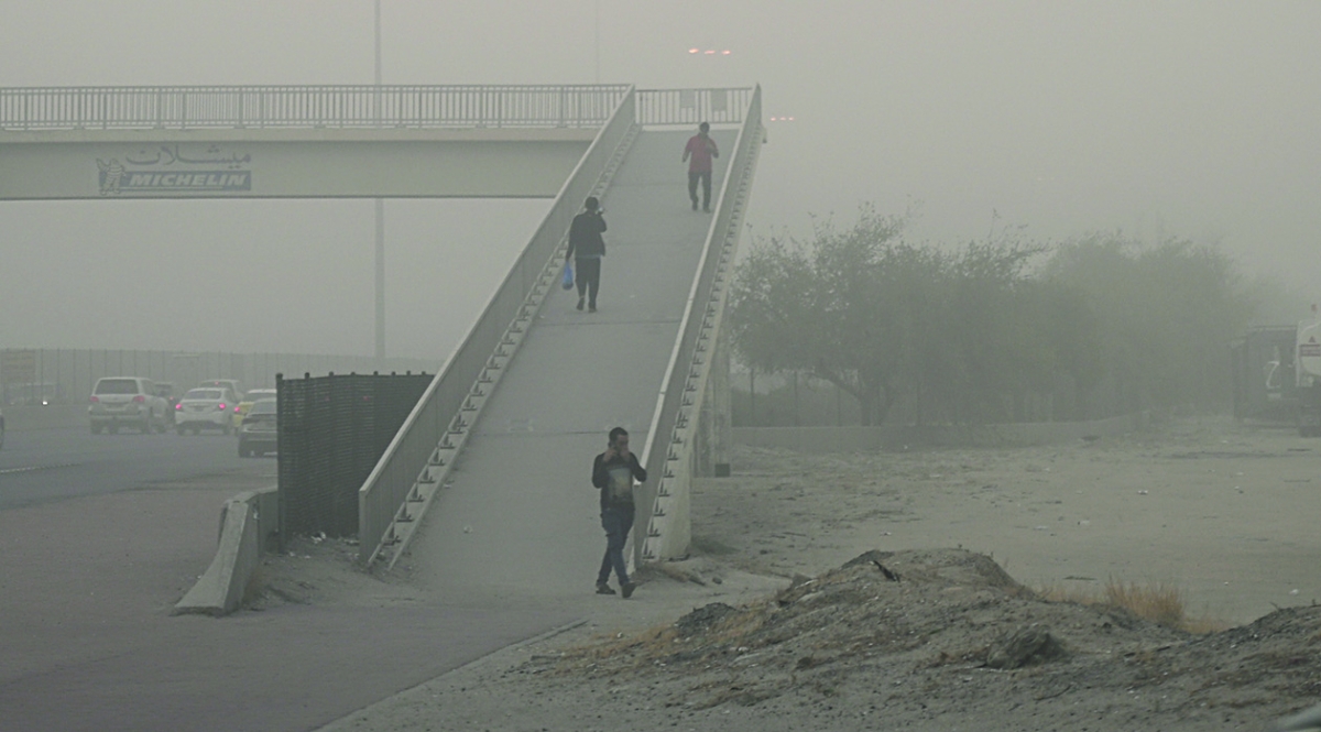 


صورة أرشيفية توضح أثر الغبار خلال موسم «الصفري» 