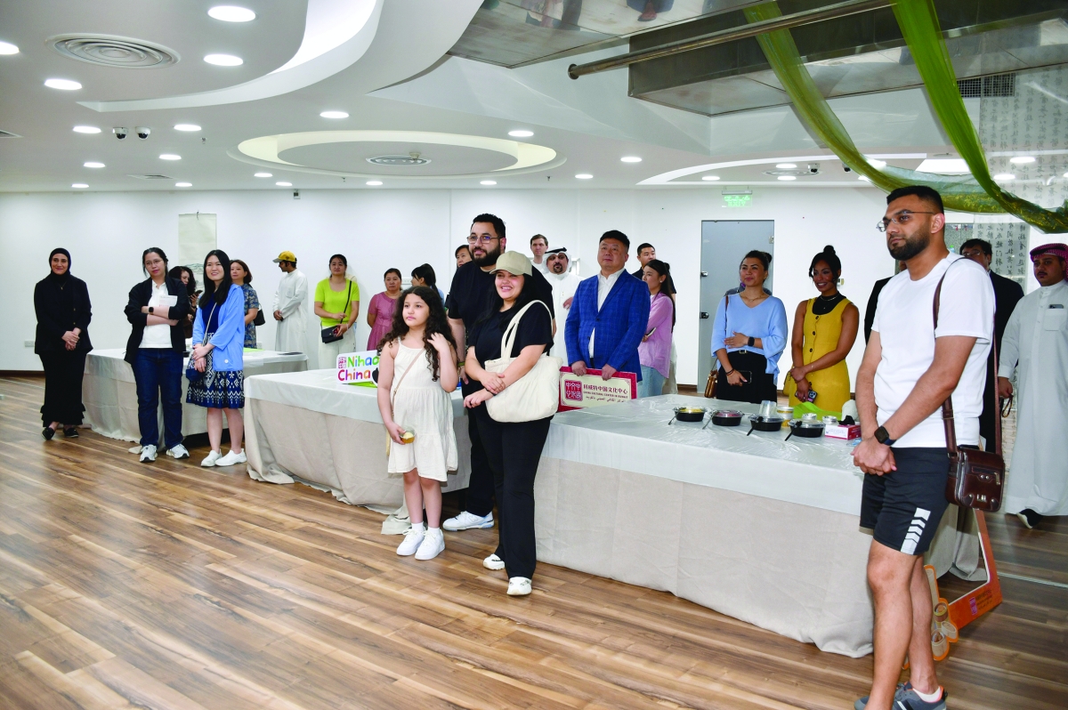 


عدد من الحضور في المعرض 