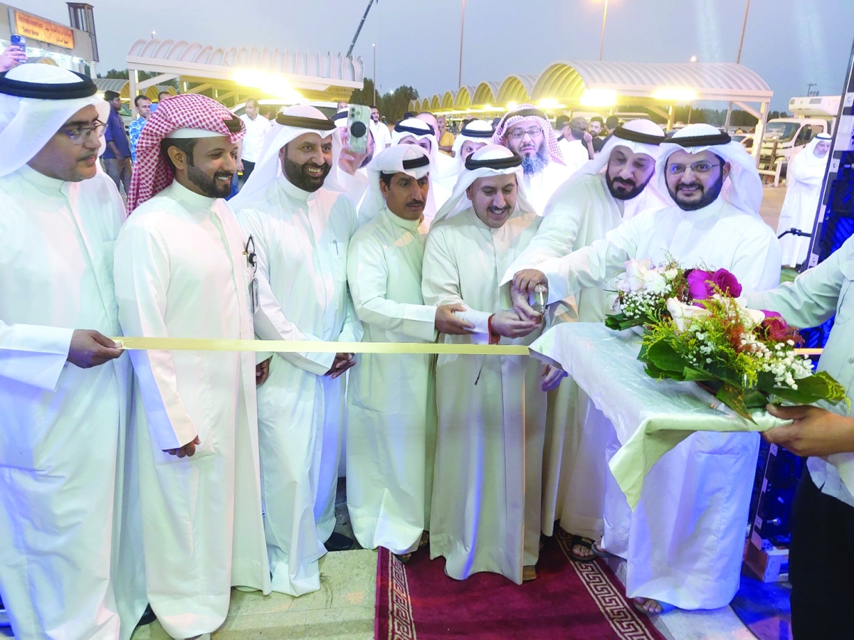 


العازمي والعدواني خلال افتتاح المعرض 