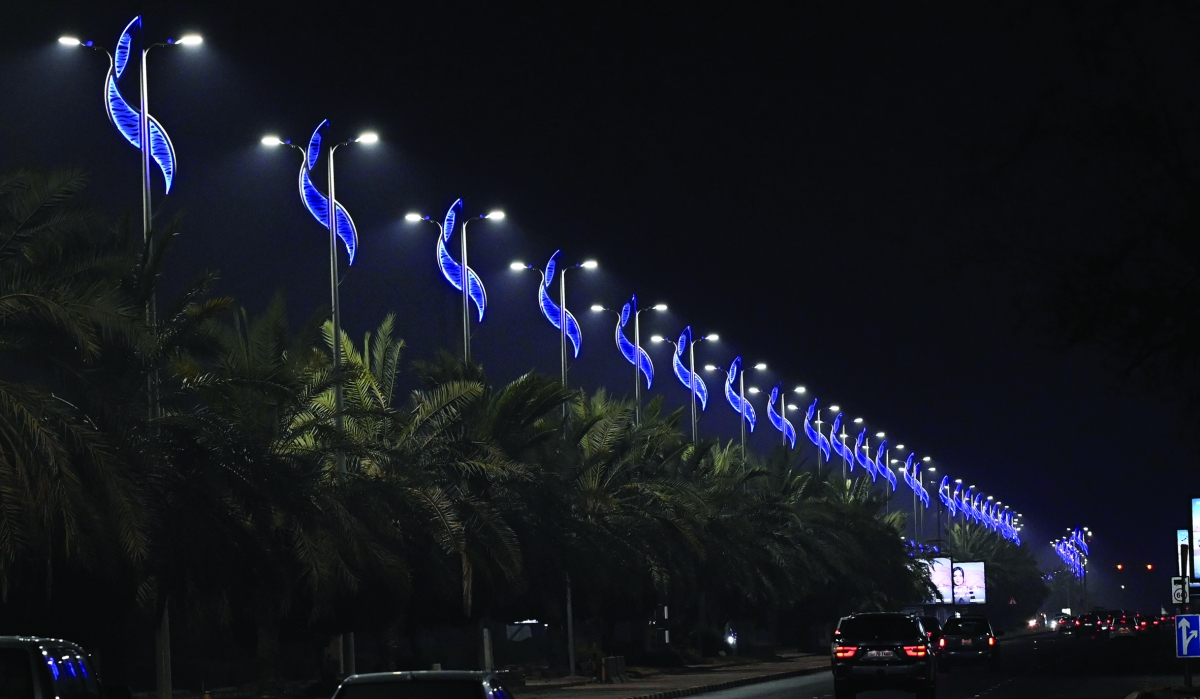 


شارع الخليج يتوهج ليلاً 	(تصوير سعود سالم) 