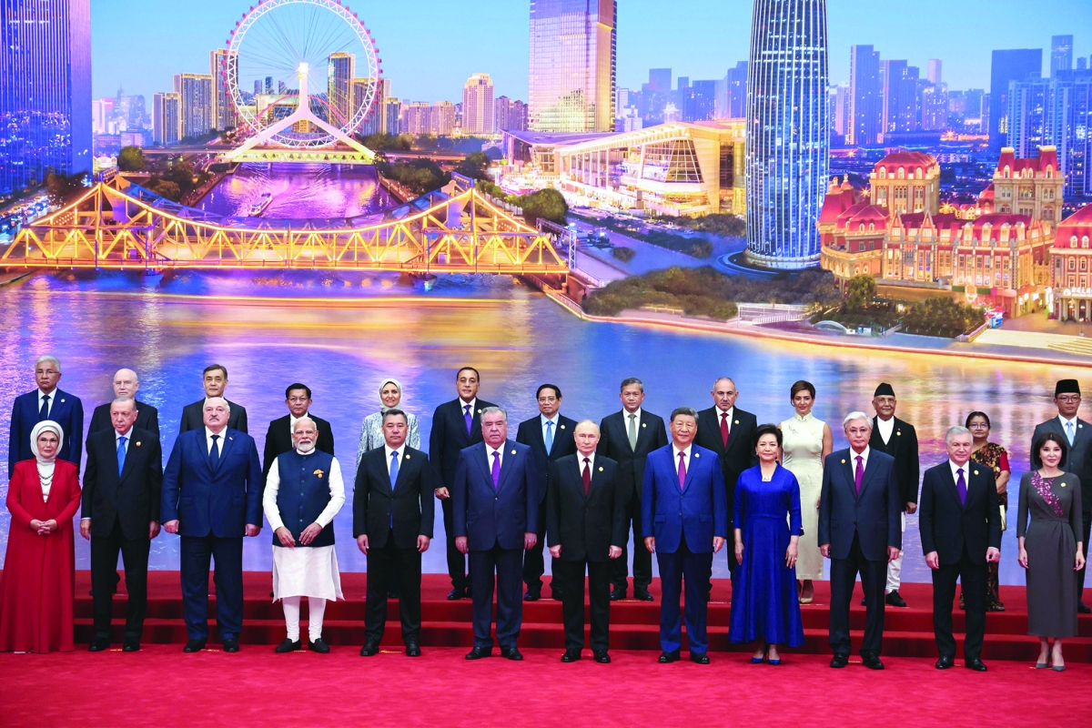 شي يتوسّط قادة يشاركون في قمّة منظمة شنغهاي للتعاون (أ ف ب)